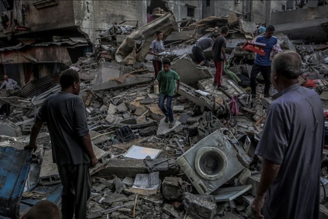 İşgalcilerin Gazze'ye saldırıları sonucu aralarında yardım bekleyenlerin de bulunduğu 21 Filistinli şehit oldu