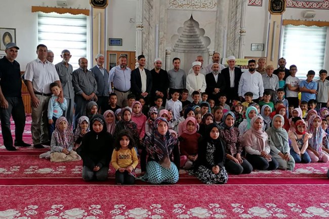 Aksaray Valisinden camiye gelen çocuklara tebrik