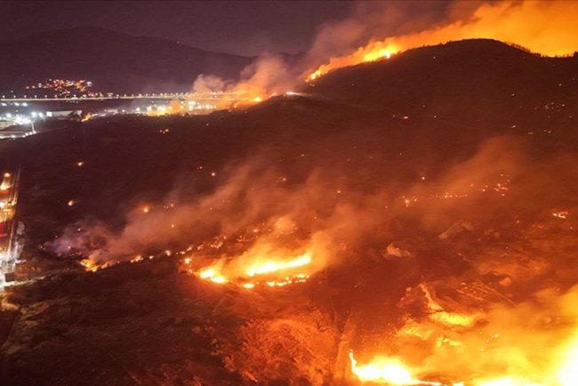 İzmir'de çöplük alanda başlayan yangın ormanlık alana sıçradı