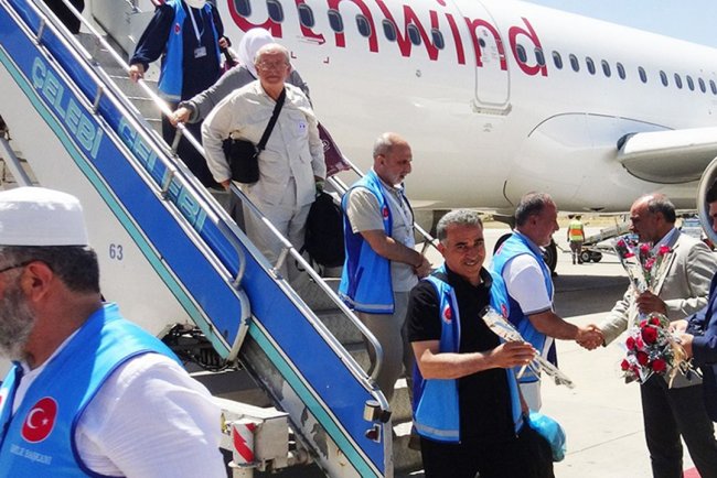 Malatyalı hacılar dualarla yurda döndü