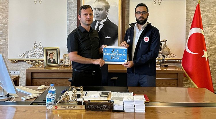 Kozluk Kaymakamı Güngör, kurbanını TDV'ye verdi