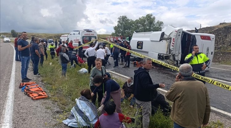 Yozgat'ta cenaze töreninden dönenleri taşıyan midibüs devrildi: 2 kişi öldü, 15 kişi yaralandı