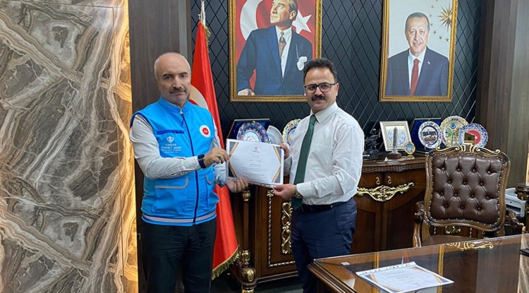 Gediz Kaymakamı Alkan, kurbanını TDV'ye emanet etti