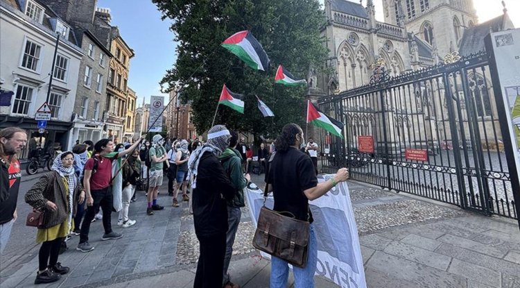Cambridge öğrencileri, İsrail'le ilişkilerin kesilmesi talebiyle çadırlar kurarak eylem başlattı