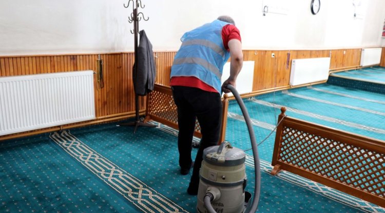 Elazığ'da yükümlüler cami ve mezarlıkları Kurban Bayramı'na hazırlıyor