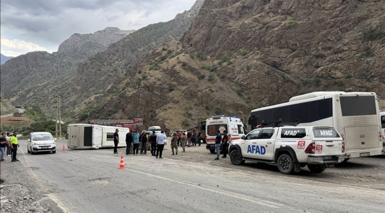 Hakkari'de midibüsün devrilmesi sonucu 12 asker yaralandı