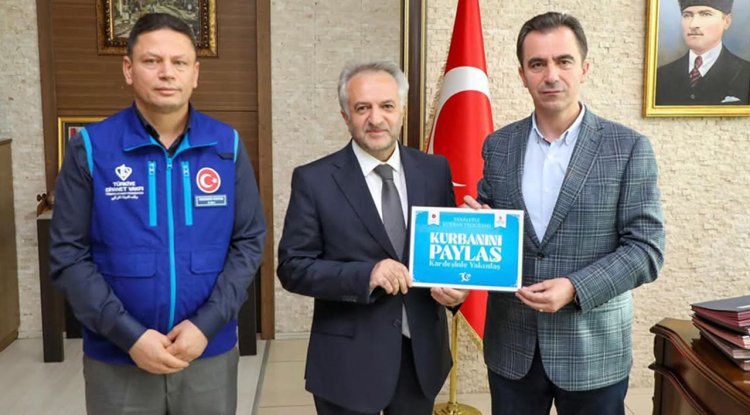 Bitlis Valisi Karakaya, kurbanını TDV'ye emanet etti