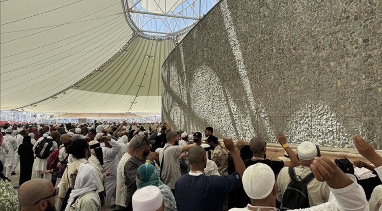 Hacılar, Kurban Bayramı'nın üçüncü gününde de şeytan taşladı