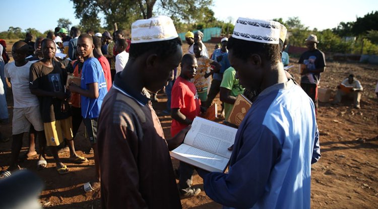 TDV gönüllüleri Mozambik'te Kur'an-ı Kerim ve kurban eti dağıttı