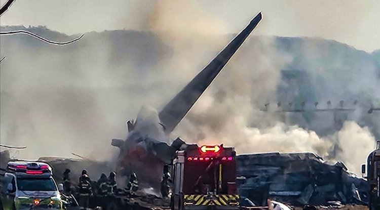 Hindistan'ın Gucerat eyaletinde 244 kişiyi taşıyan yolcu uçağı düştü