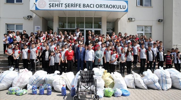 Kastamonu'da ortaokul öğrencileri tekerlekli sandalye için 30 torba mavi kapak topladı