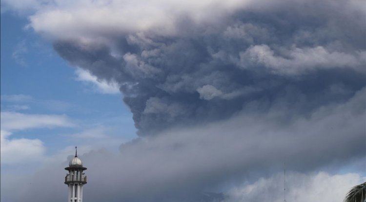 Endonezya'daki yanardağ patlaması nedeniyle uluslararası uçak seferleri iptal edildi