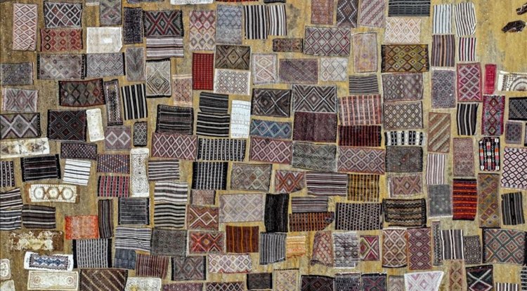 Antalya'nın "halı tarlaları"na el dokuması halı ve kilimler serilmeye başlandı