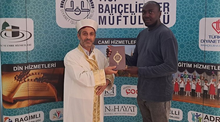 Çalıştığı oto yıkamada selamlaşmadan etkilenen Nijeryalı genç İslam'ı seçti