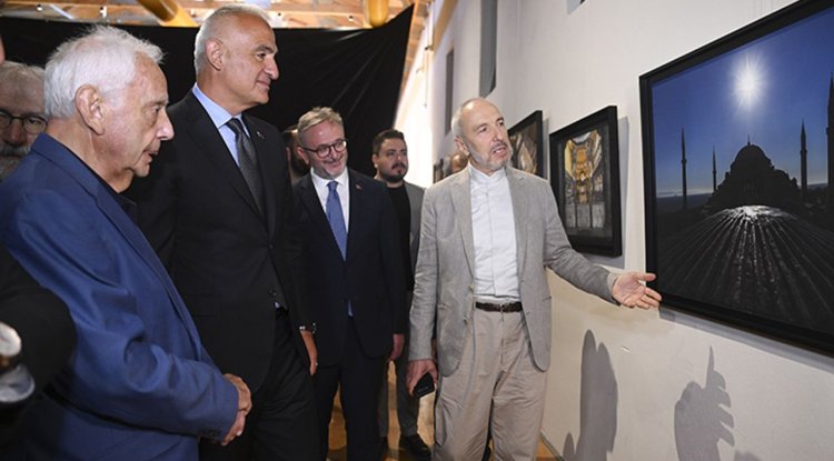Bakan Ersoy, "Ayasofya Fotoğrafları" kitabının tanıtım programı ve sergisinin açılışına katıldı