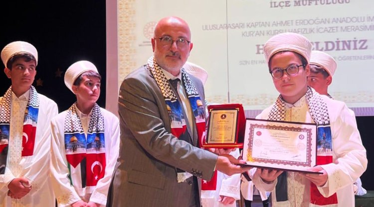 Akademi Başkanı Kaan, Bağcılar'da hafızlara belge verdi