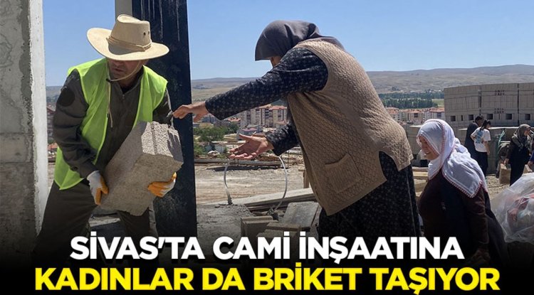Sivas'ta imece usulüyle yapılan caminin inşaatına kadınlar da briket taşıyor