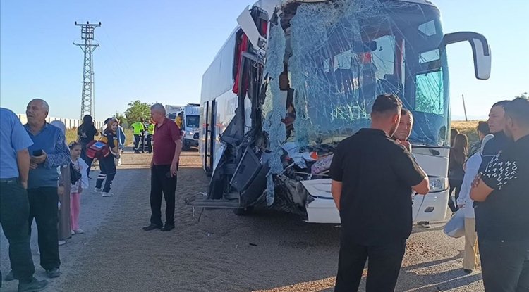 Afyonkarahisar'da yolcu otobüsünün tıra çarptığı kazada 24 kişi yaralandı