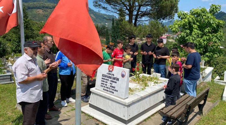 Hafızlık öğrencileri Şehit Cantürk’ün kabrini ziyaret etti