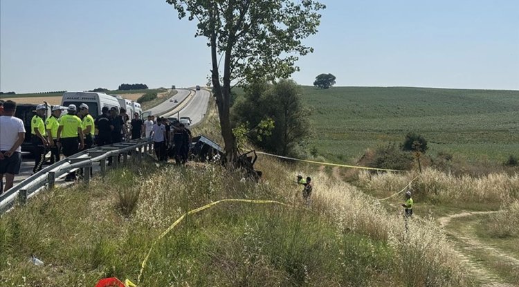 Edirne'de ağaca çarpan otomobildeki 5 kişi öldü, 1 kişi yaralandı