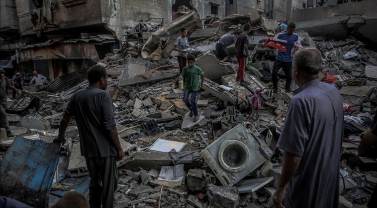 İşgalcilerin Gazze'ye saldırıları sonucu aralarında yardım bekleyenlerin de bulunduğu 21 Filistinli şehit oldu