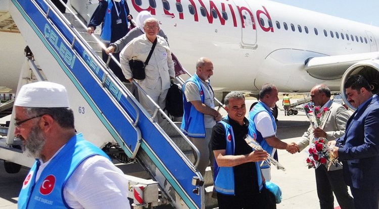 Malatyalı hacılar dualarla yurda döndü