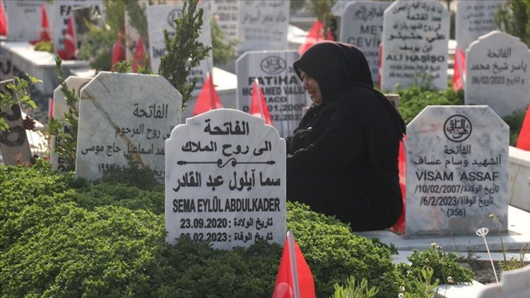 Kurban Bayramı'nın ilk gününde şehitlik ve mezarlıkları ziyaret edenler yakınları için dua okudu