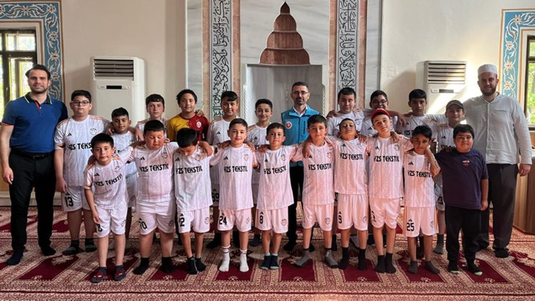 Kur'an kursu öğrencilerine forma hediye edildi