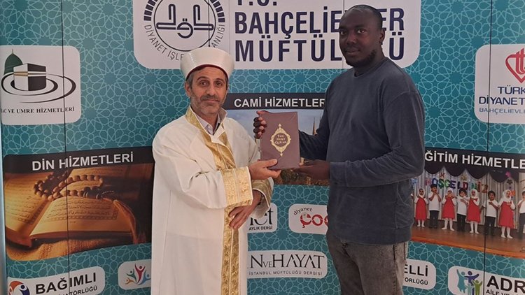 Çalıştığı oto yıkamada selamlaşmadan etkilenen Nijeryalı genç İslam'ı seçti