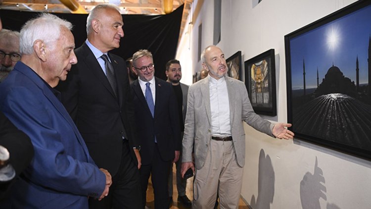 Bakan Ersoy, "Ayasofya Fotoğrafları" kitabının tanıtım programı ve sergisinin açılışına katıldı
