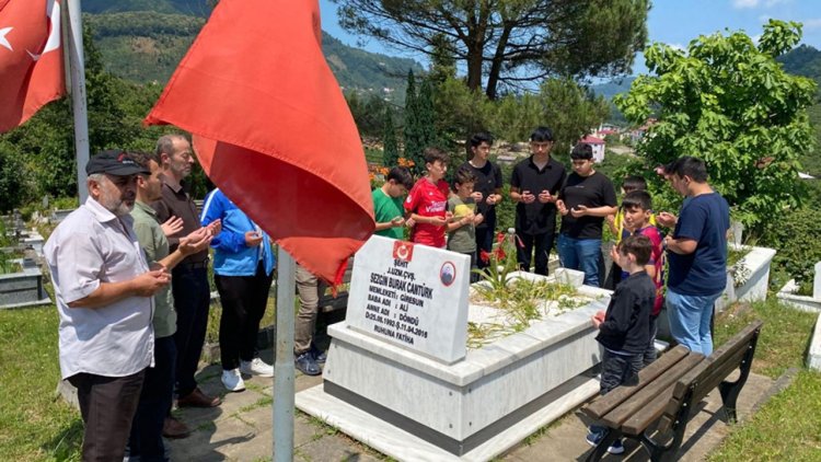 Hafızlık öğrencileri Şehit Cantürk’ün kabrini ziyaret etti