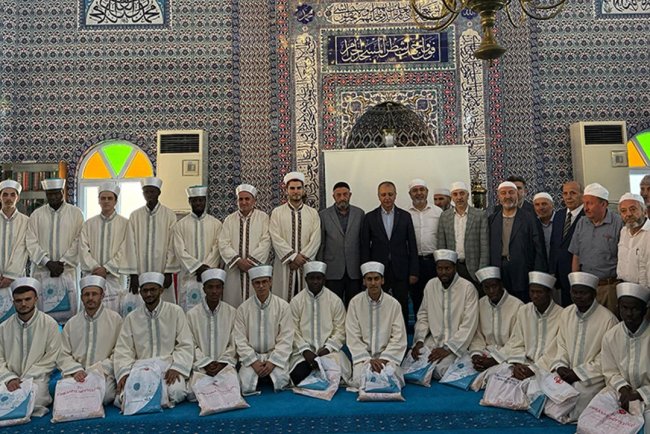 Ümraniye'de yabancı uyruklu öğrenciler hafız oldu