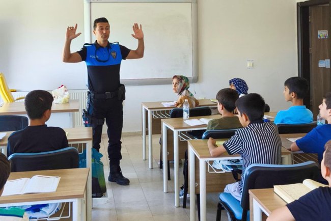 Polis abiler, Yaz Kur'an Kursu öğrencilerini bilgilendirdi