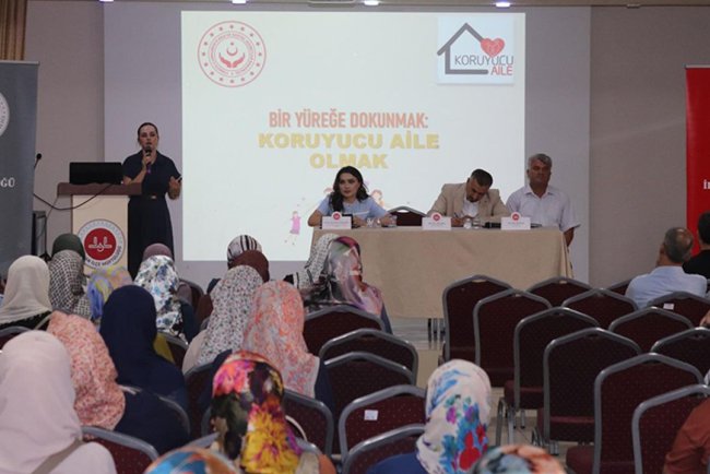 Adana'da "Bir Yetime Aile Olmak" paneli gerçekleştirildi