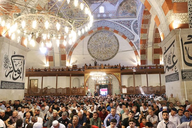 Pehlivanlar cuma namazını selatin camilerde kıldı