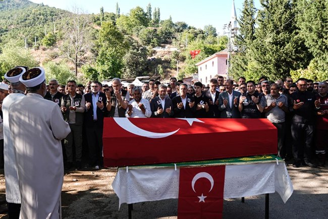 İzmir Ödemiş'teki yangında şehit olan orman işçisi son yolculuğuna uğurlandı
