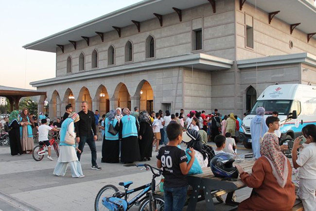 Osmaniye'de vatandaşlara aşure ikram edildi