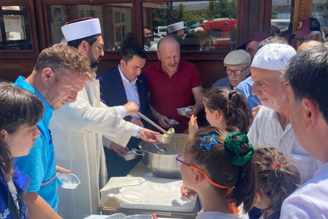 Espiye'de vatandaşlara aşure dağıtıldı