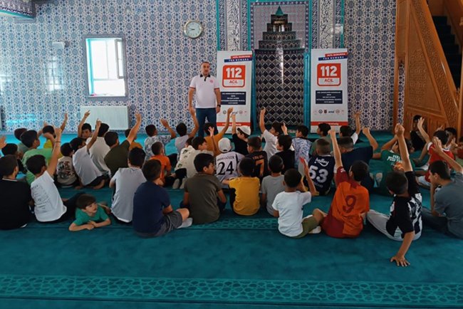 Elazığ'da 112 ekipleri, camilerde öğrencileri bilgilendirdi