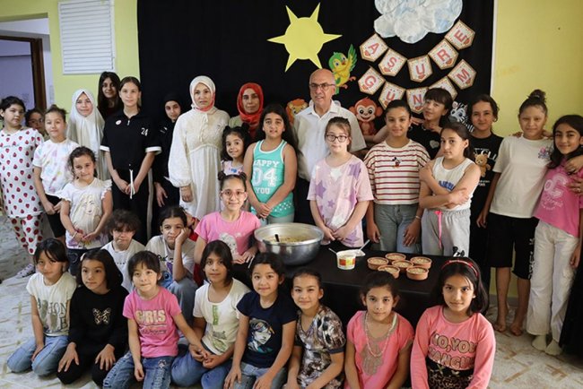 Müftü Topal, miniklere aşure ikram etti