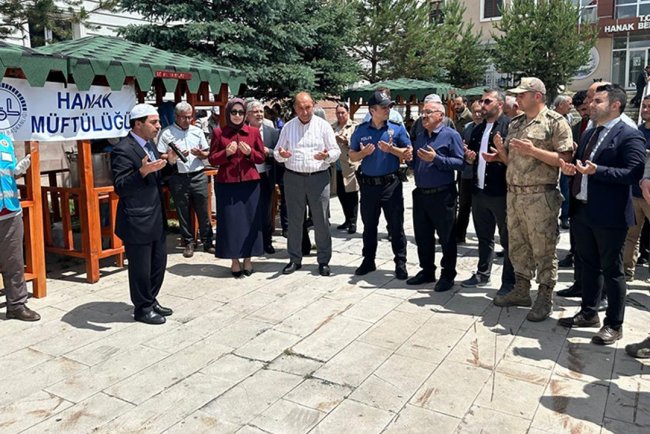 Hanak'ta vatandaşlara aşure ikram edildi