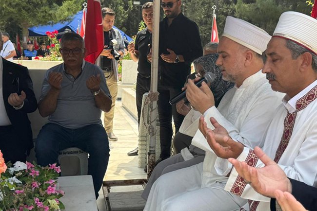 Adana'da 15 Temmuz şehitleri kabirleri başında anıldı