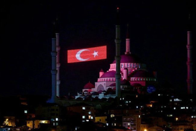 Gece yarısı Türkiye’de aynı anda yükselecek: 15 Temmuz'da sela ne zaman ve saat kaçta okunacak?