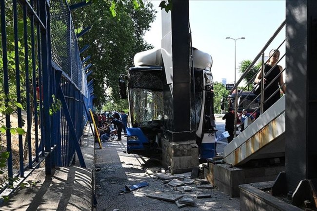 Ankara'da belediye otobüsünün karıştığı zincirleme kazada 20 kişi yaralandı