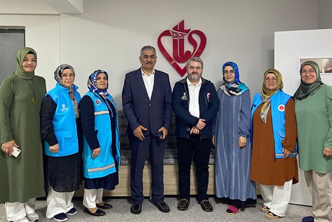 TDV gönüllüsü kadınlar, minik ellerle mutfakta