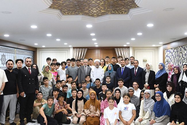 Diyanet İşleri Başkanı Erbaş, Fransa’dan gelen öğrencilerle bir araya geldi