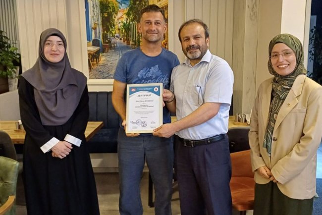 Nürnberg'te eğitimlerini tamamlayan mühtediler belge aldı