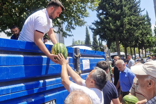 15 ton karpuzu "hayrına" dağıttılar