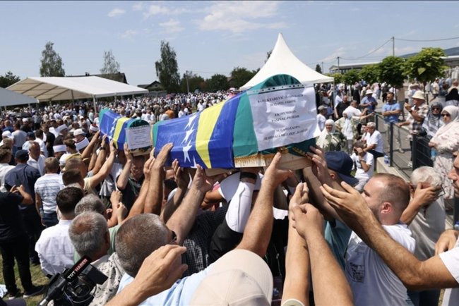 Bosna Hersek'teki savaşta 33 yıl önce öldürülen 7 Boşnak sivilin kalıntıları Prijedor'da defnedildi
