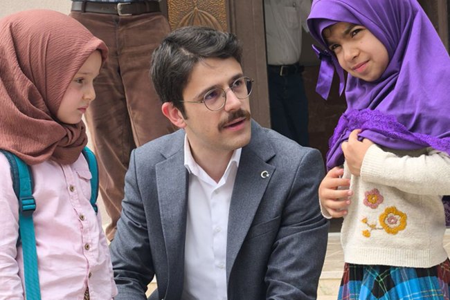 Kaymakam Eskimez, Kur'an öğrenen çocukları sevindirdi